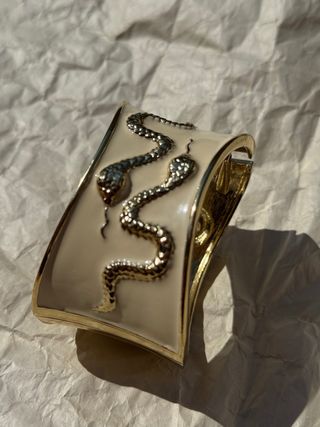 Hermoso brazalete vintage con serpientes doradas