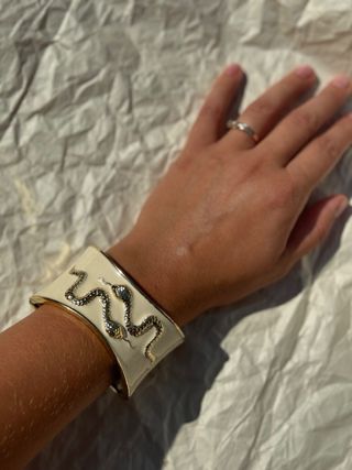 Hermoso brazalete vintage con serpientes doradas