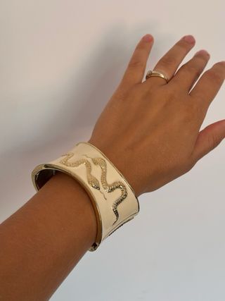 Hermoso brazalete vintage con serpientes doradas