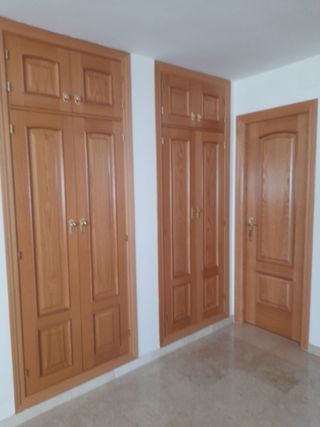 Puerta madera maciza