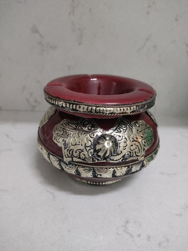 Cinzeiro em cerâmica castanha-preta e alpaca