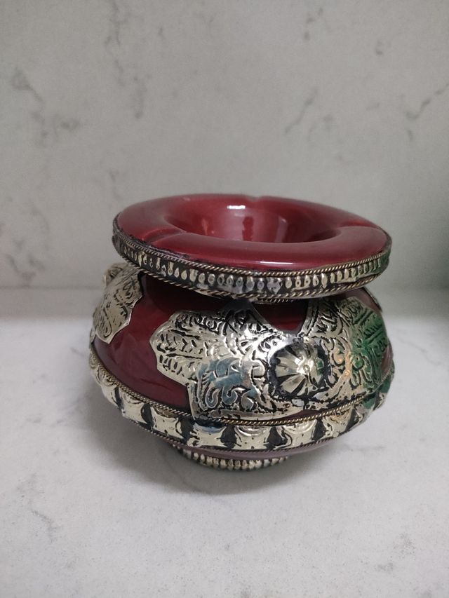 Cinzeiro em cerâmica castanha-preta e alpaca