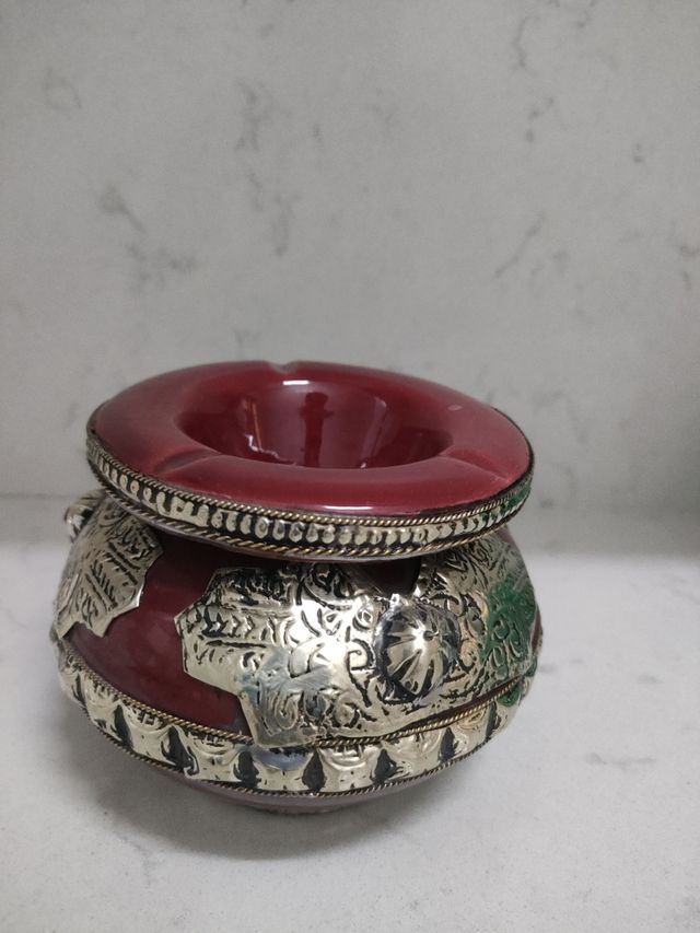 Cinzeiro em cerâmica castanha-preta e alpaca