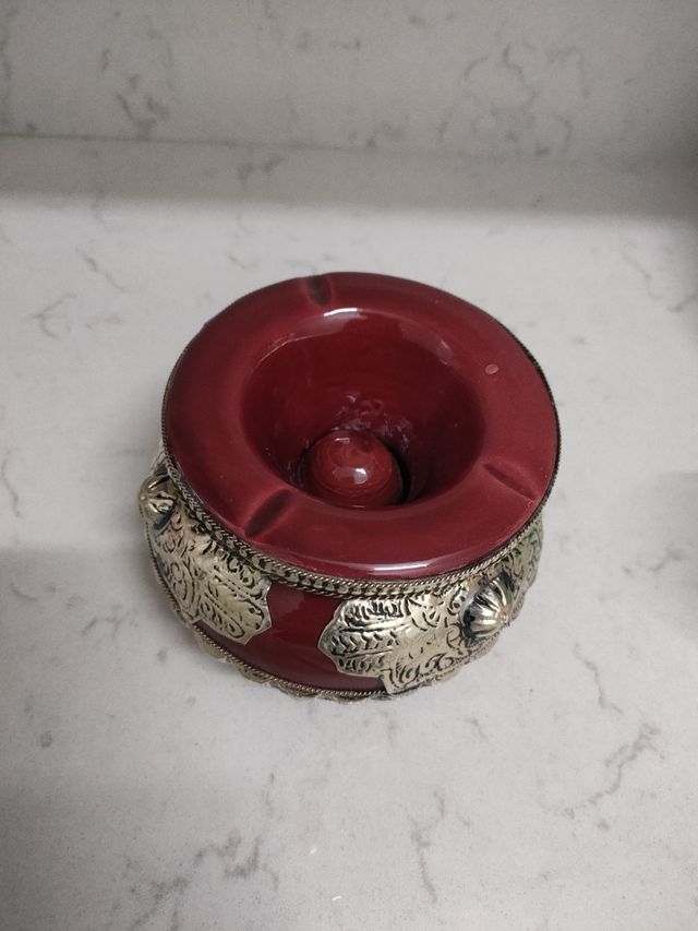 Cinzeiro em cerâmica castanha-preta e alpaca