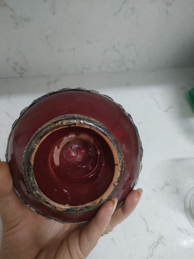 Cinzeiro em cerâmica castanha-preta e alpaca