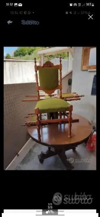 Tavolo di legno rotondo con sedie 