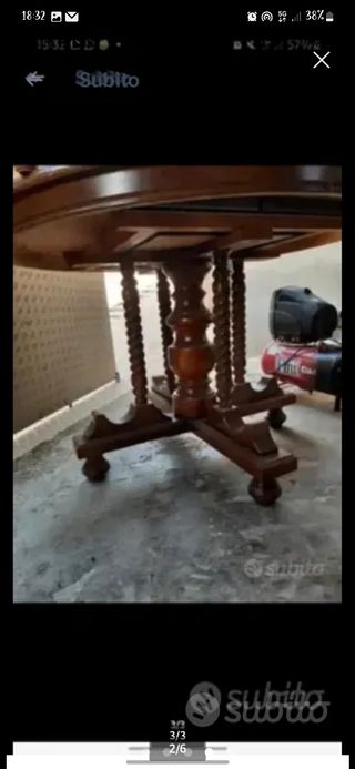 Tavolo di legno rotondo con sedie 