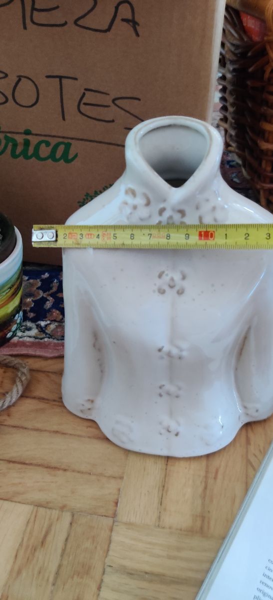 Jarrón con forma de chaqueta femenina
