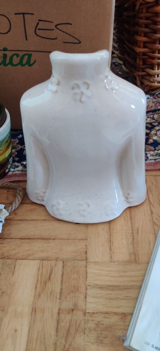 Jarrón con forma de chaqueta femenina