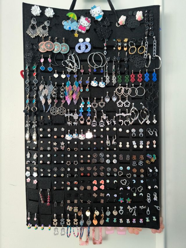 Lote de más de 200 pendientes