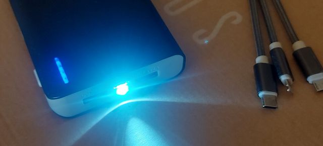 Powerbank Trust 8800mA + cable pro