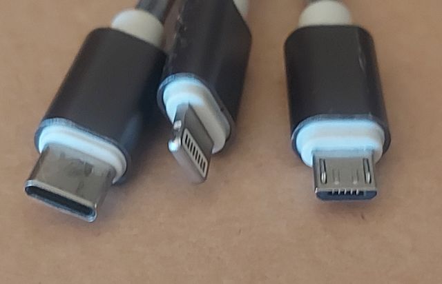 Powerbank Trust 8800mA + cable pro