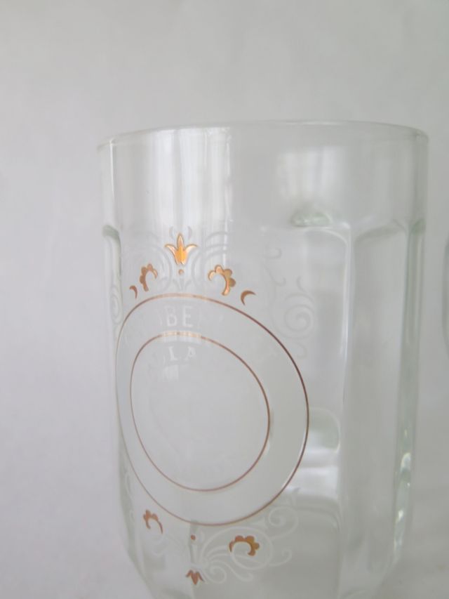 Jarras de cerveza nuevas