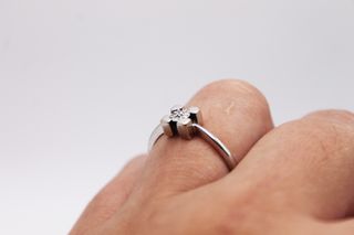 P20973SNJ ANILLO ORO BLANCO 18K CON DIAMANTE