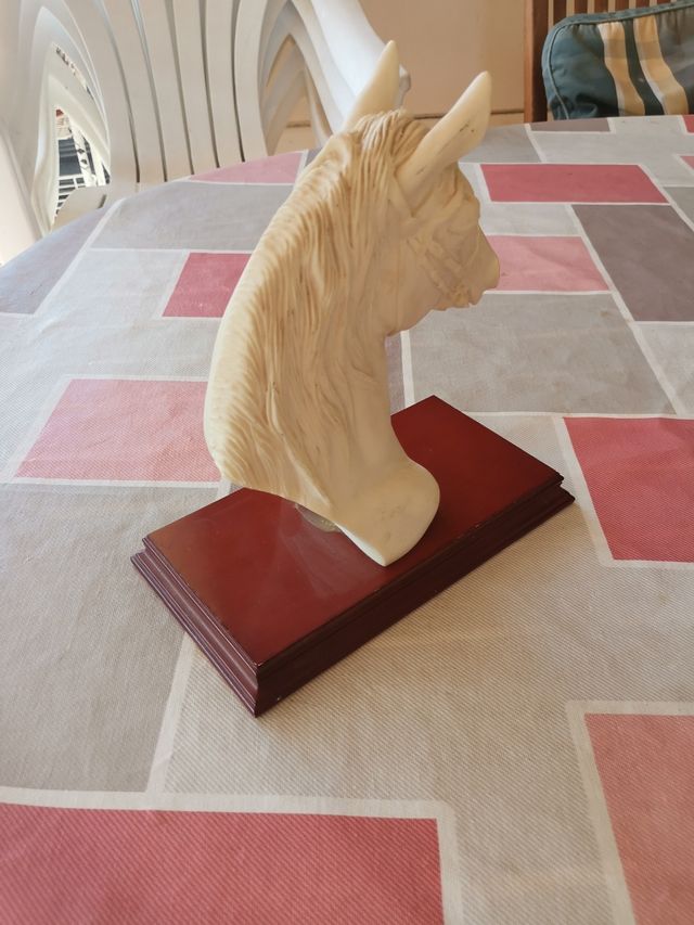 Cabezas de caballo en resina