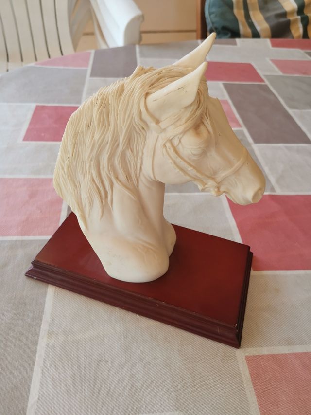 Cabezas de caballo en resina