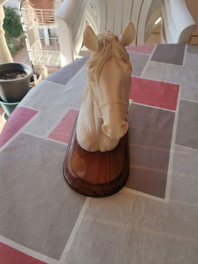 Cabezas de caballo en resina