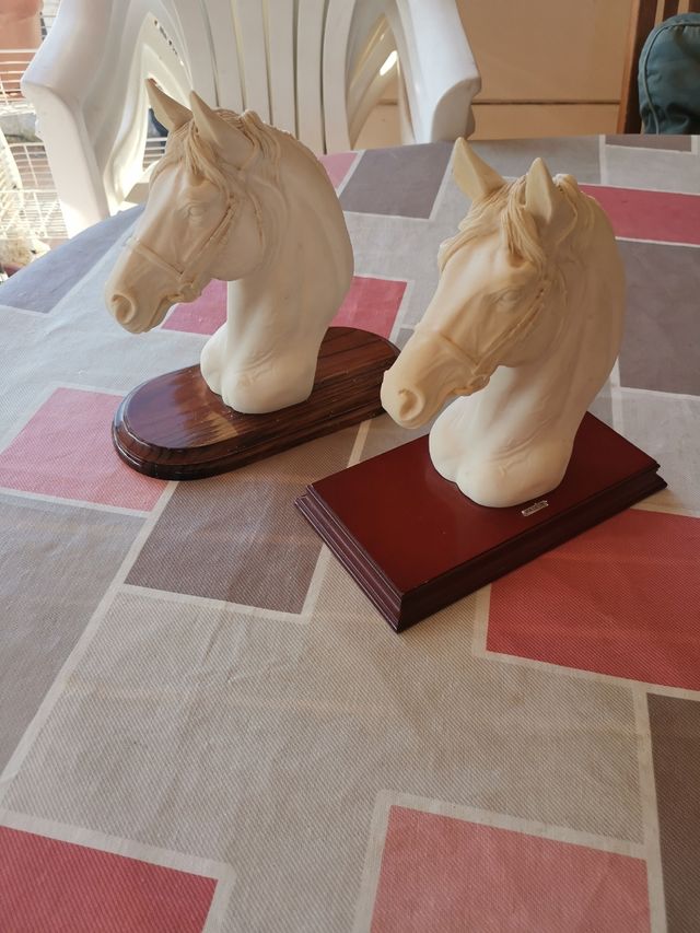 Cabezas de caballo en resina