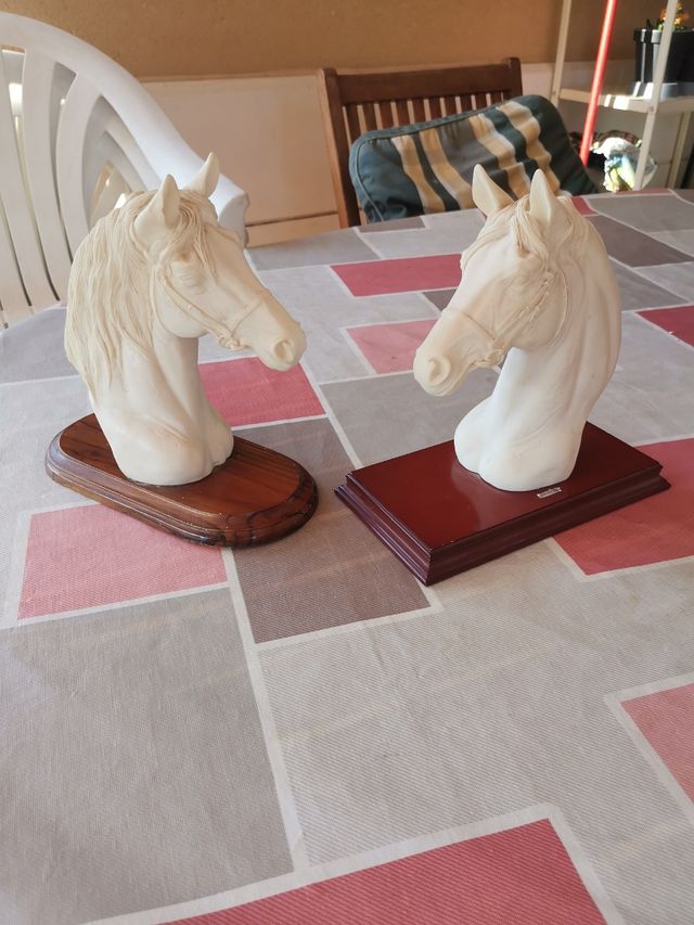 Cabezas de caballo en resina