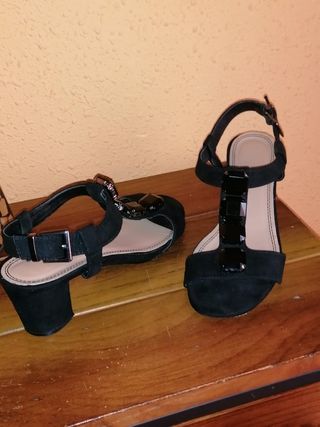 Sandalias negras con abalorios