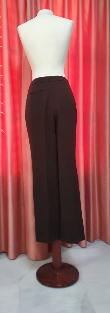 Elegante pantalón marrón oscuro