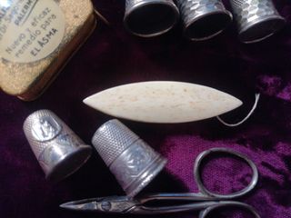 Antiguos dedal, tijeras..