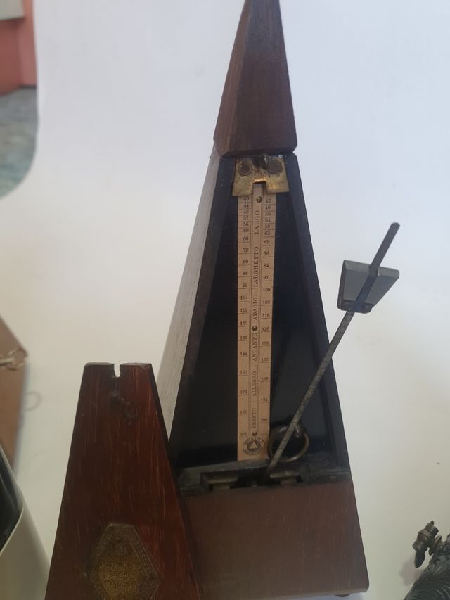 colección de metrónomos antiguos