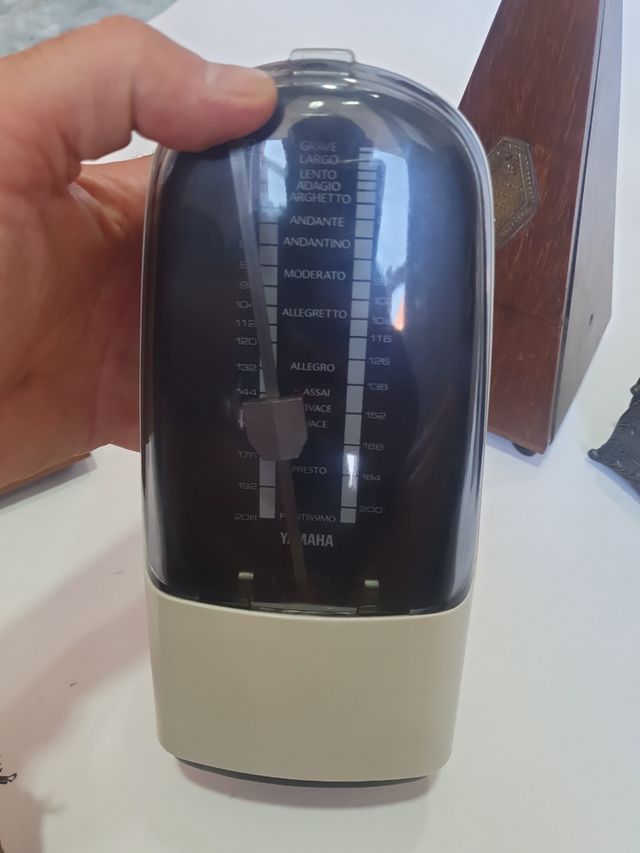 colección de metrónomos antiguos