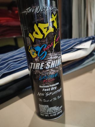 Restaurador de plásticos negros