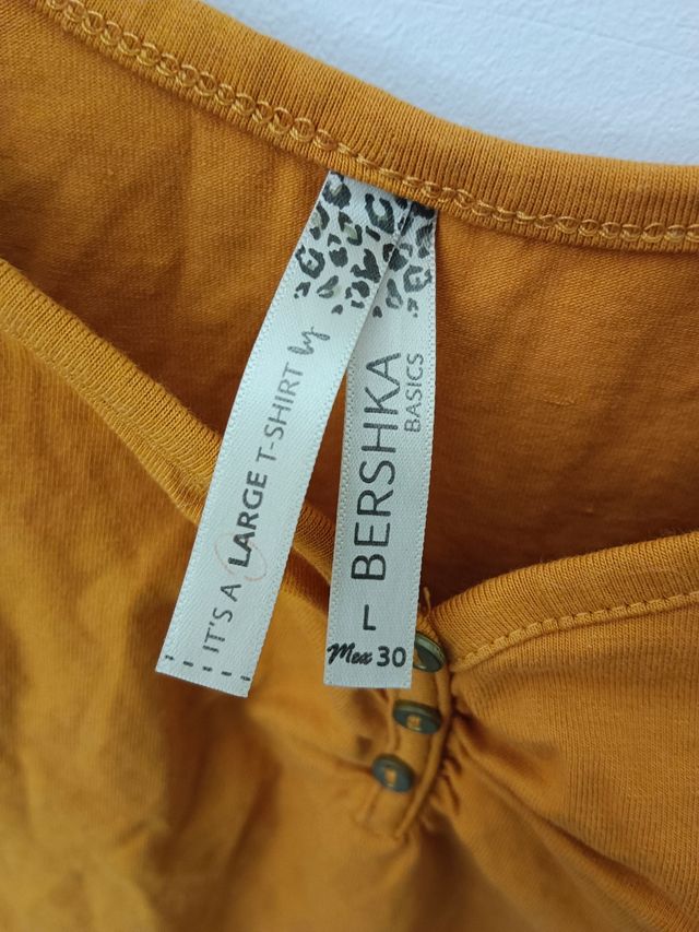 T-shirt con bretelle color senape