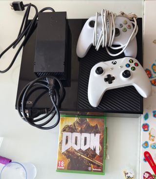 Xbox One con 2 mandos y 1 juego