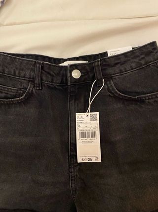 Shorts negros de Mango con etiqueta