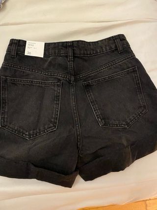 Shorts negros de Mango con etiqueta