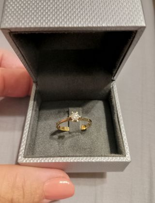 Anillo de oro y diamantes