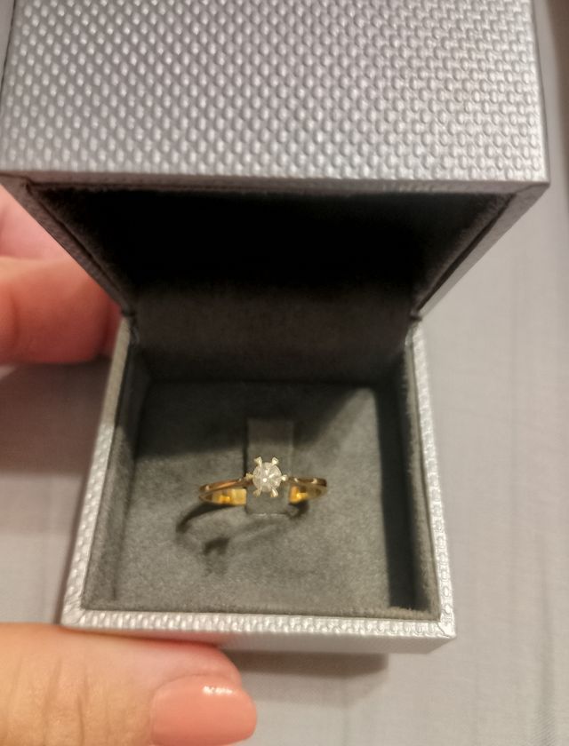 Anillo de oro y diamantes
