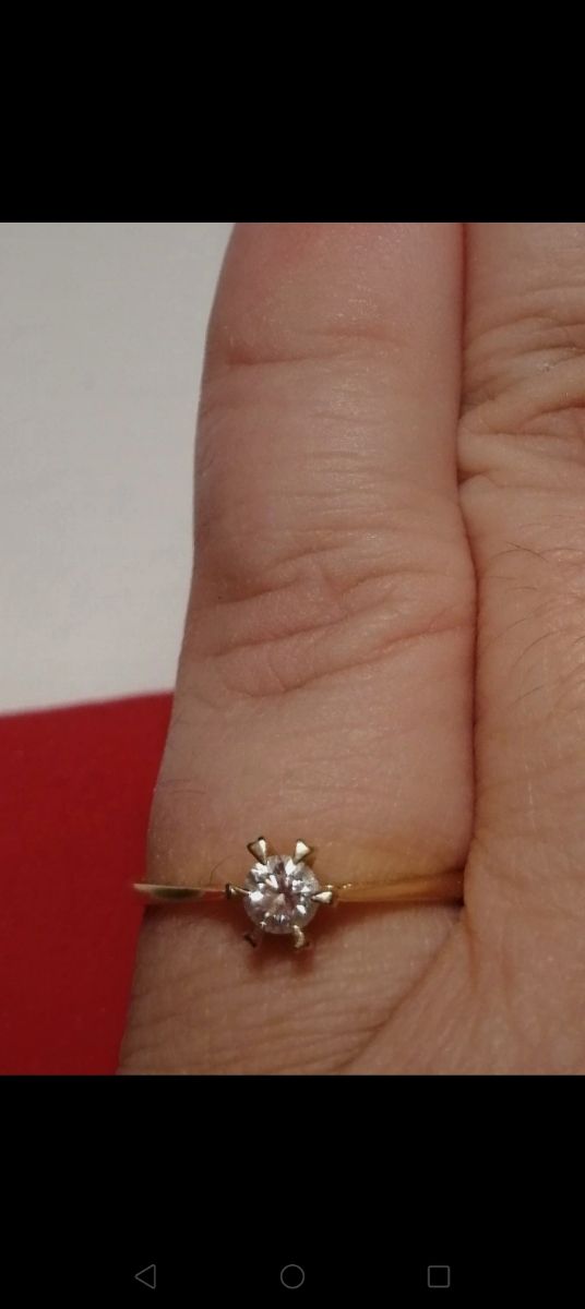 Anillo de oro y diamantes