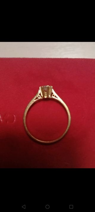 Anillo de oro y diamantes