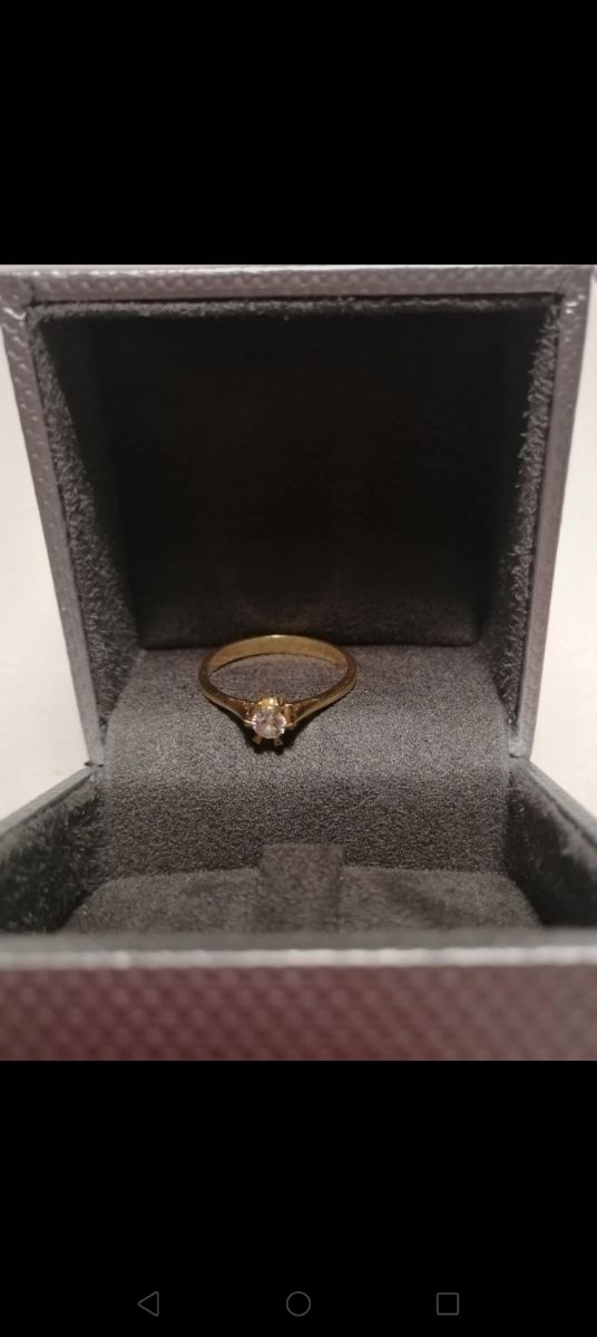 Anillo de oro y diamantes