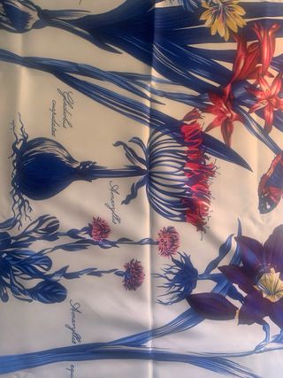 Pañuelo de seda 130 por 130.