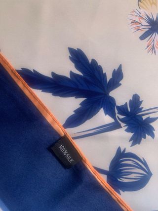 Pañuelo de seda 130 por 130.