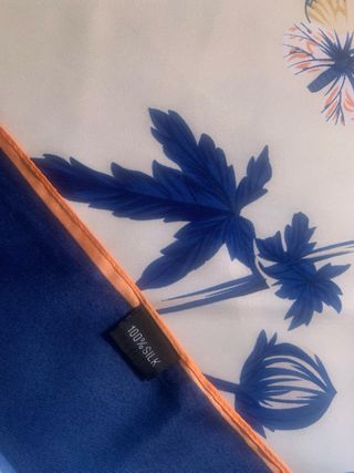 Pañuelo de seda 130 por 130.