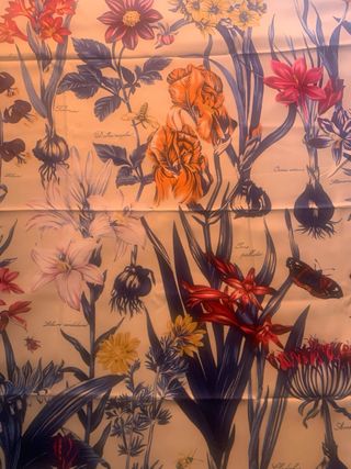 Pañuelo de seda 130 por 130.