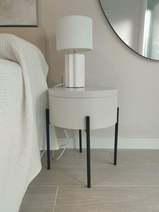 Mesita de noche/auxiliar blanca y negra