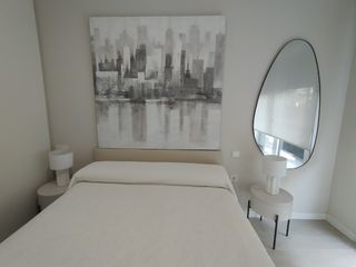 Mesita de noche/auxiliar blanca y negra