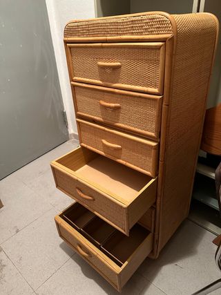 Mueble de cajones de mimbre