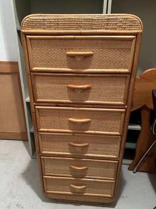 Mueble de cajones de mimbre