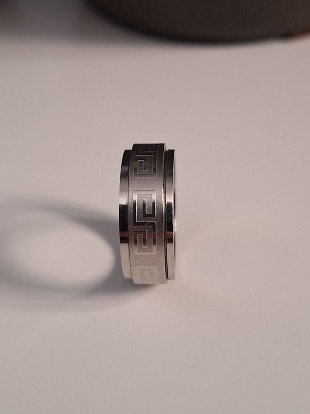 Anillo antiestrés de acero con grecas