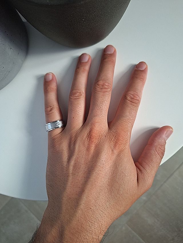 Anillo antiestrés de acero con grecas