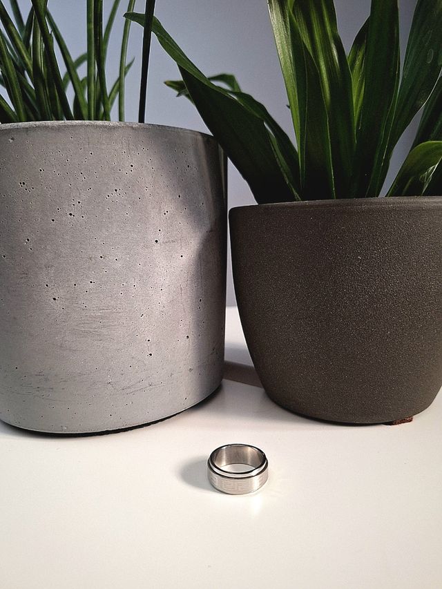 Anillo antiestrés de acero con grecas