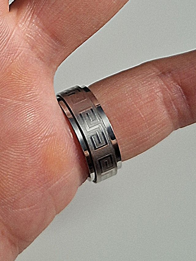 Anillo antiestrés de acero con grecas